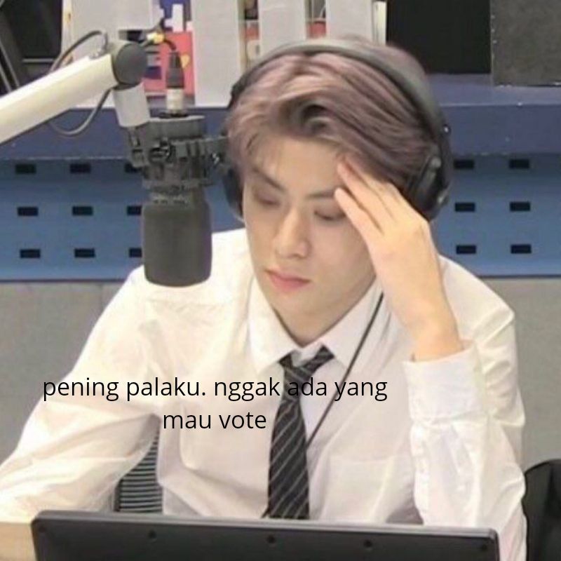 Hình Meme Bất Lực Nam Idol Kpop Mặt Chán Nản Trong Phòng Radio