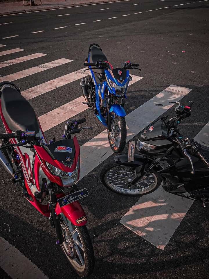 ảnh Xe độ Satria ĐỘC LẠ 3 Chiếc Xe Màu đỏ Xanh đen đỗ Trên Vạch Kẻ đường