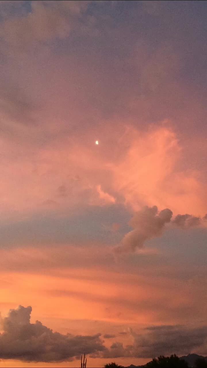 (ảnh Bầu Trời đẹp) Hình Nền Bầu Trời Pha Màu Hoàng Hôn Với ánh Trăng Lấp Ló Sau Những Gợn Mây