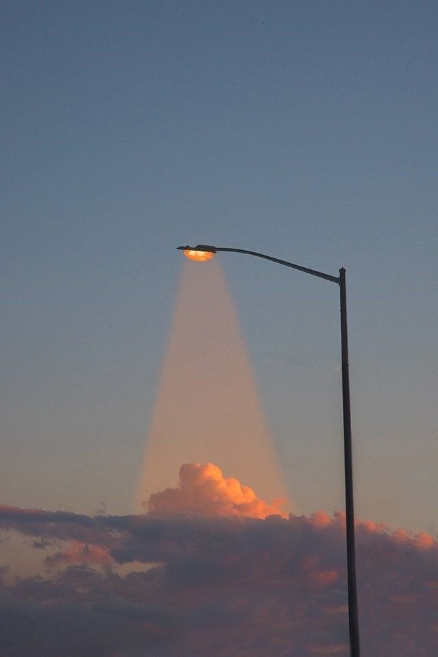 (ảnh Bầu Trời đẹp) Tải ảnh Bầu Trời Khi Chiều Về Dưới ánh đèn Vàng Trên Một Cung đường