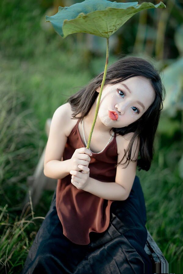 Avatar đẹp Cho Nữ Người Thật Cô Bé Chụp Hình Với Lá Sen