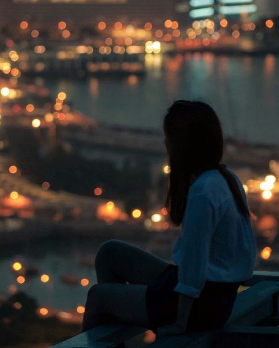 Hình ảnh Cô Gái Nữ Buồn Một Mình Quay Lưng Cô đơn Ngồi Nhìn ánh đèn đường