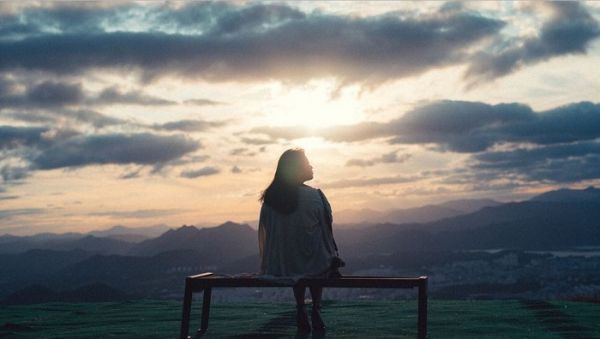 Hình ảnh Cô Gái Nữ Buồn Một Mình Quay Lưng Cô đơn Ngồi Trên Ghế Băng Dài