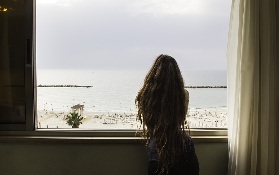 Hình ảnh Cô Gái Nữ Buồn Một Mình Quay Lưng Cô đơn Nhìn Ra Biển