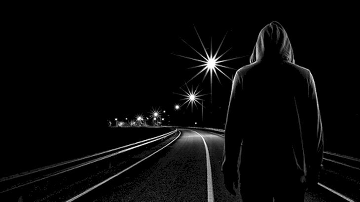 Hình ảnh Con Trai Buồn Cô đơn Bước đi Trên Con đường Vắng Lặng Buổi đêm