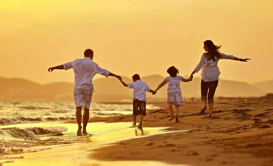 Hình ảnh Gia đình Hạnh Phúc Nắm Tay Chạy Trên Bãi Biển