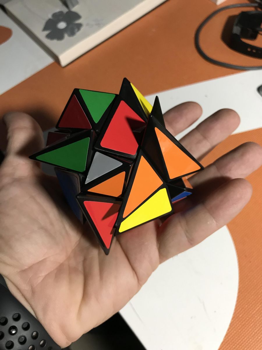 Bàn Tay Nâng đỡ Khối Rubik Biến Thể ảnh Rubik đẹp (4)