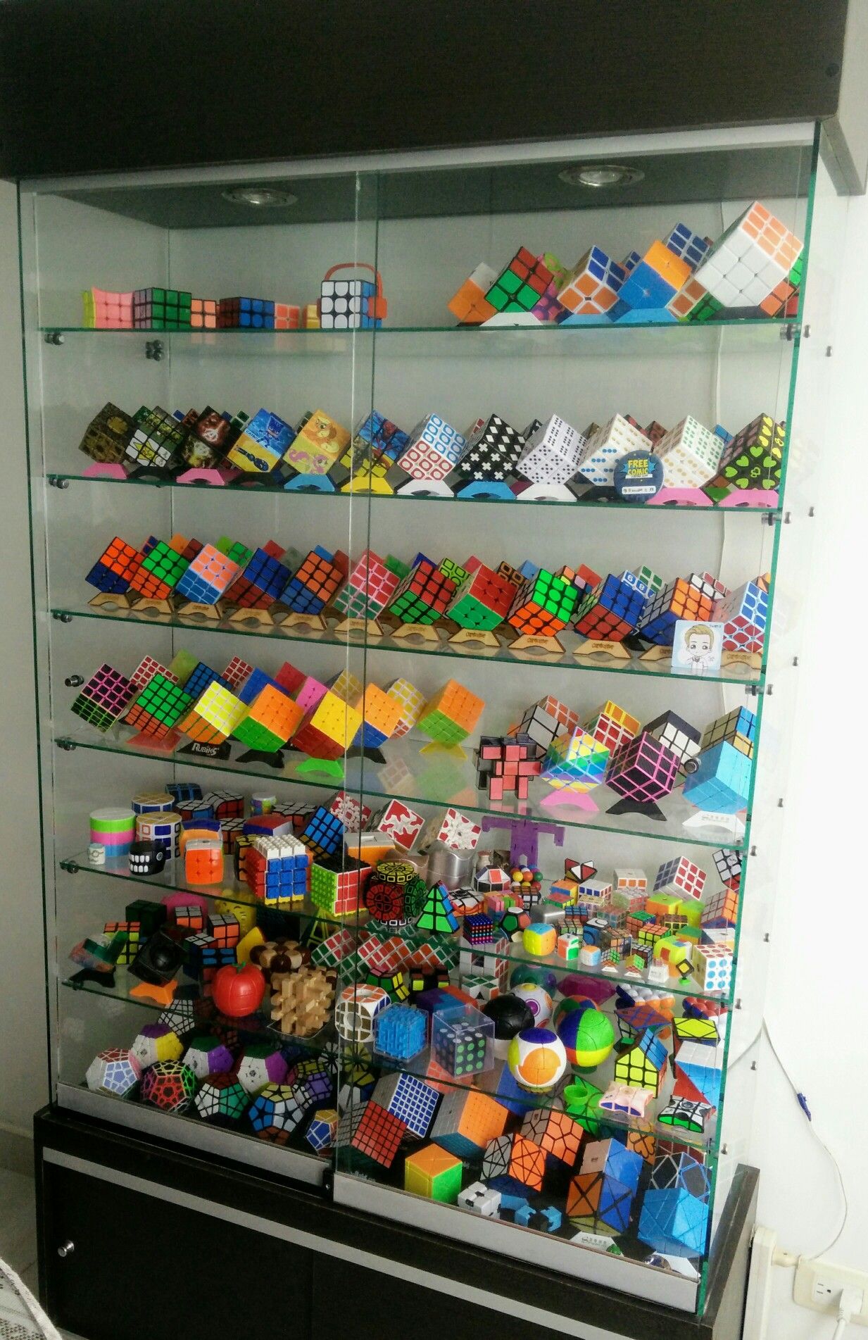 Chiếc Tủ Kính để Rubik Các Loại ảnh Khối Rubik (17)