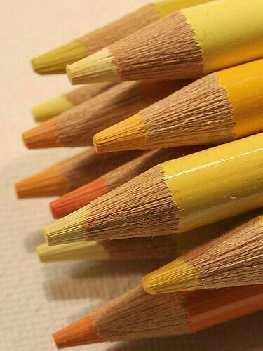 Hình Nền Màu Vàng Của Những Chiếc Bút Chì Màu
