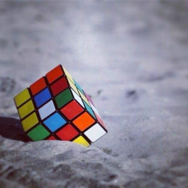 Khối Rubik Nằm Trên Bãi Cát ảnh Rubik Ngầu (13)