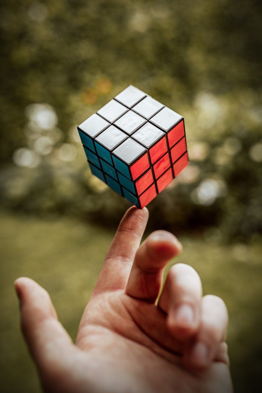 Ngón Trỏ Nâng Khối Rubik điệu Nghệ ảnh Rubik Ngầu (15)